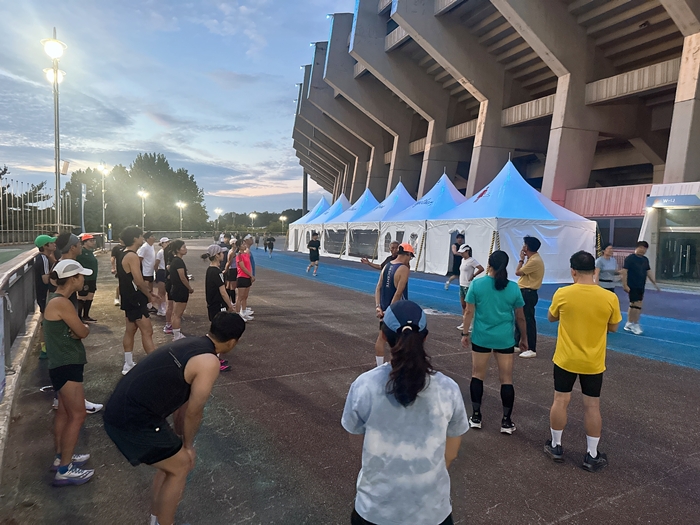 3-3. B-러닝 라운지 앞에서 시민들이 러닝을 준비하고 있다.jpg