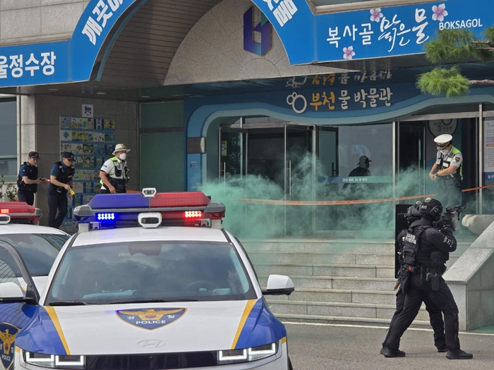 1-3. 부천오정경찰서와 육군 제17보병사단 군사경찰대대가 합동으로 까치울정수장 건물에 진입하는 훈련을 하고 있다.jpg