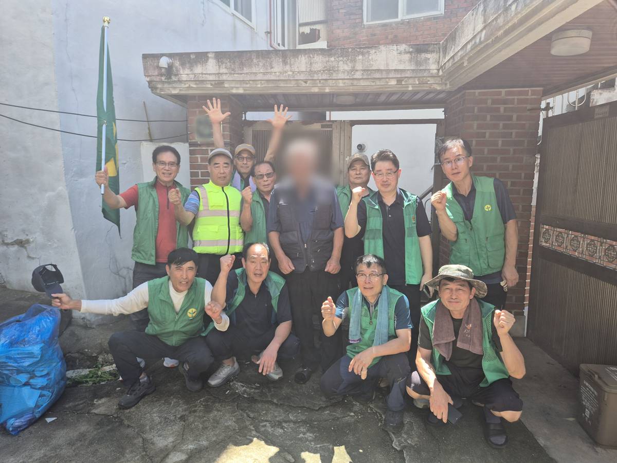 1.1. 원미1동 새마을협의체 위원들이 사랑의집수리를 위해 모였다.jpg