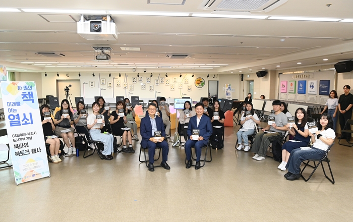 2-3. 북토크 참여자들이 주제 도서인 ‘AI토피아’를 들고 기념 촬영을 하고 있다.jpg