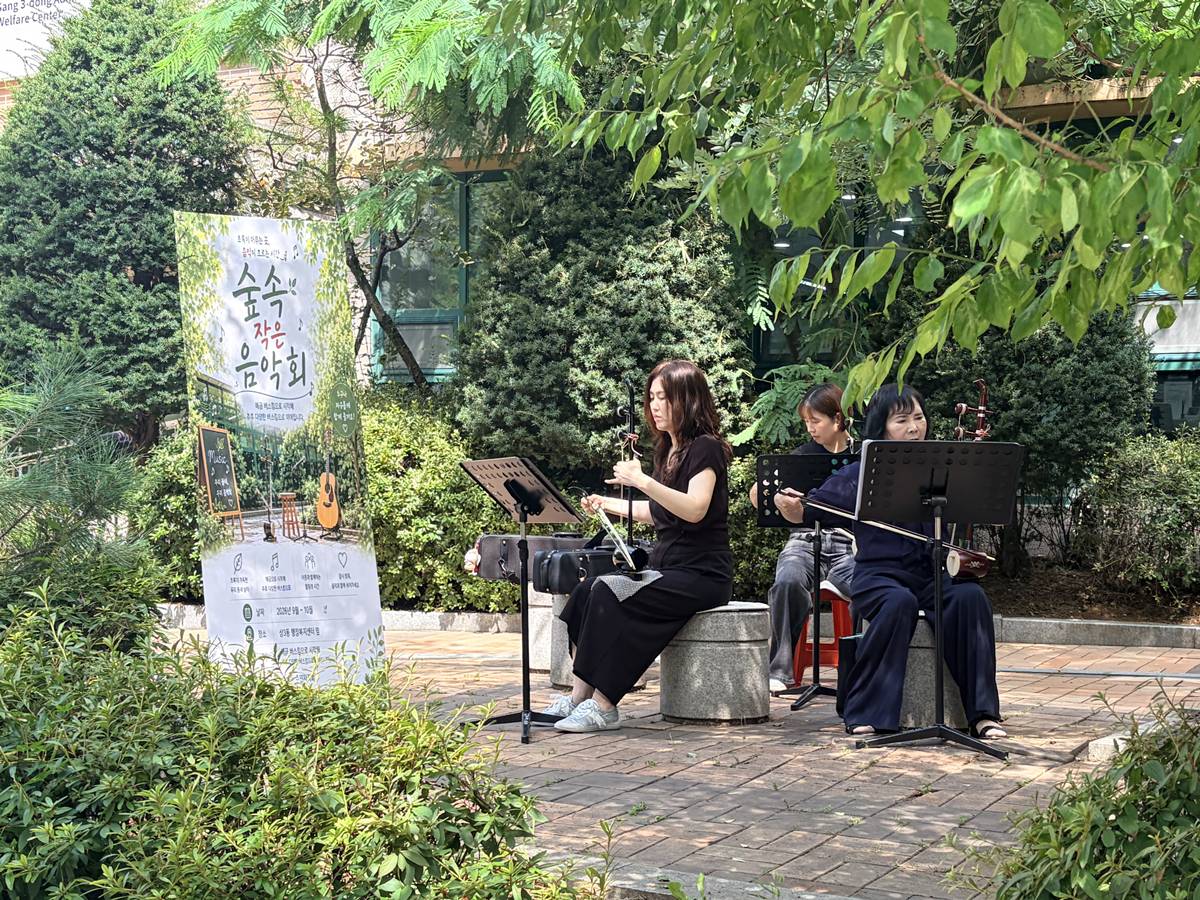 3.2. 상3동 행정복지센터 야외 쉼터에서 해금 버스킹 공연이 열렸다.jpg
