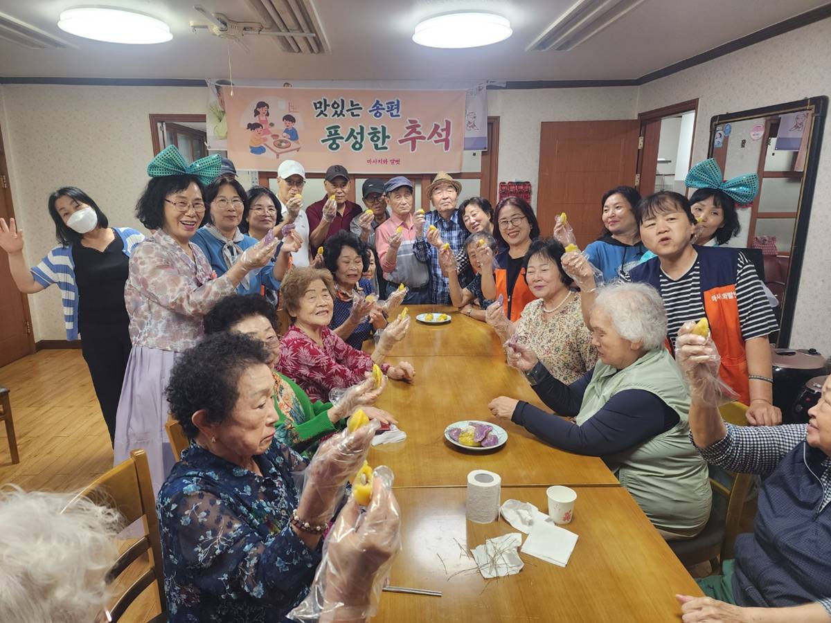5.3. 2026년 넘말경로당 추석맞이 송편빚기 기념사진.jpg