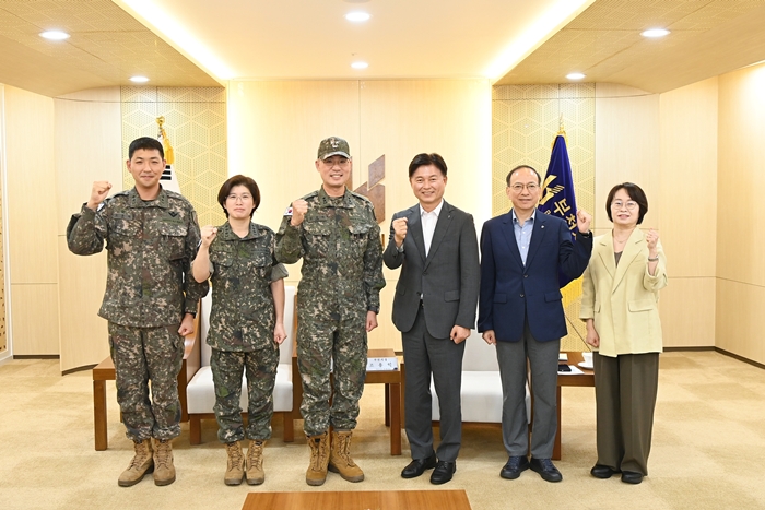 2-2. 조용익 부천시장과 김용수 제17보병사단장을 비롯한 참석자들이 기념 촬영을 하고 있다.JPG