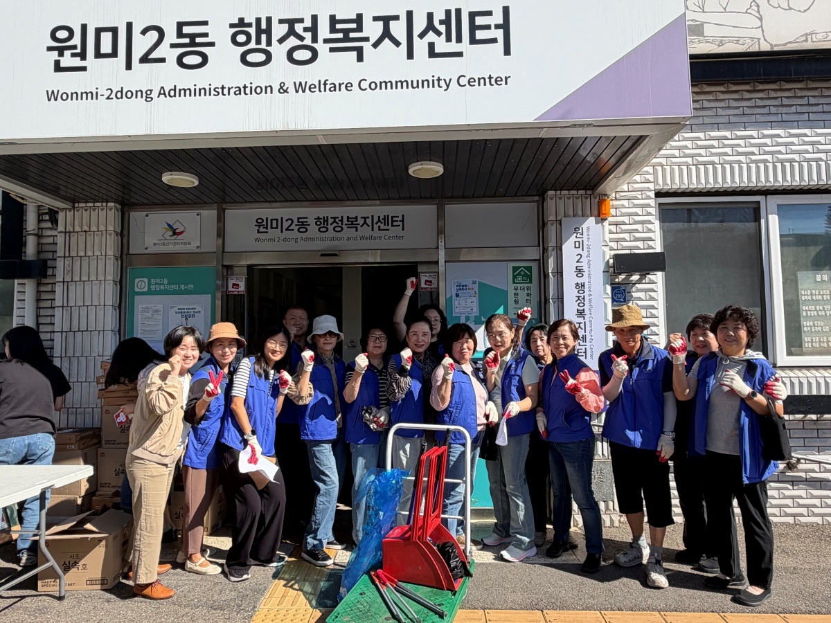 1. 참여자들이 환경정비에 앞서 단체사진 촬영을 하고 있다..jpg