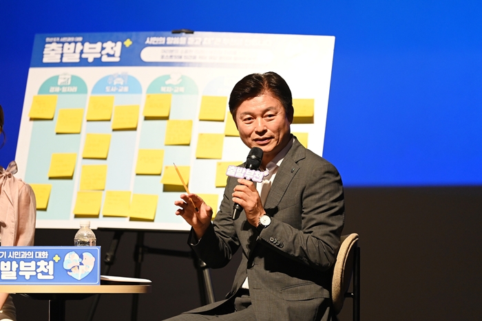1-2. 조용익 부천시장이 시민들의 현장 제안의견에 답하고 있다.JPG
