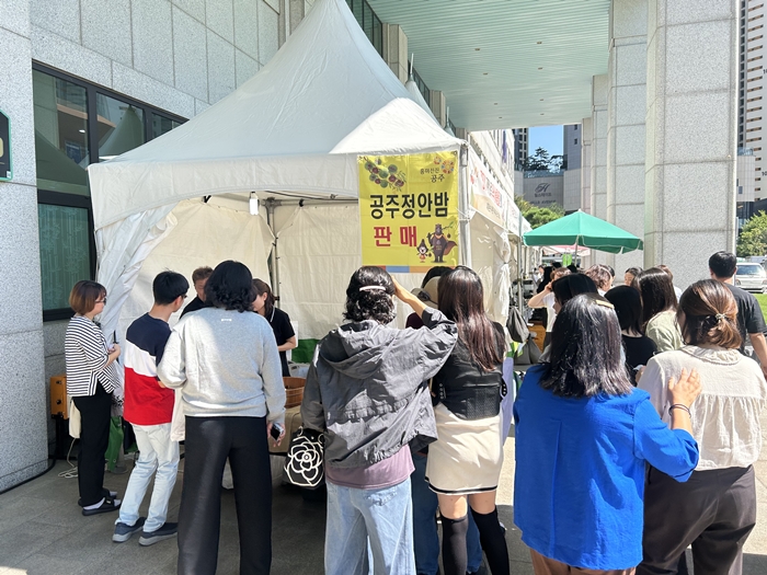 4-2. 교류도시 공주시의 판매 부스가 시민들로 붐비고 있다.jpg