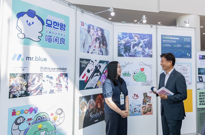 2-3. 조용익 부천시장과 ‘경기국제웹툰페어’에 참가한 부천시 콘텐츠IP기업 ‘묘한량’의 최희선 대표가 담소를 나누고 있다.jpg