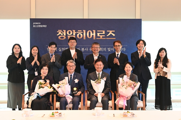 1. 조용익 부천시장(앞줄 오른쪽 두 번째)과 참석자들이 허원배 대표회장(앞줄 왼쪽 두 번째)의 ‘청암히어로즈’ 수상을 축하하고 있다.JPG