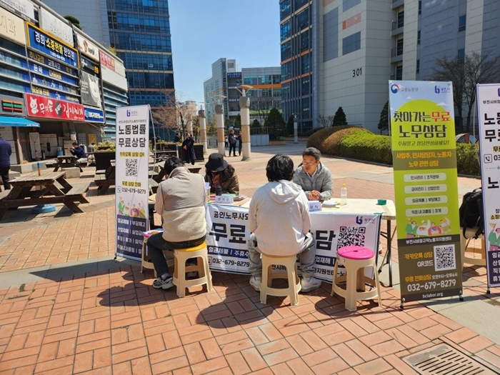 1. 노동자들이 일터로 찾아가는 노동 상담을 받고 있다.jpg