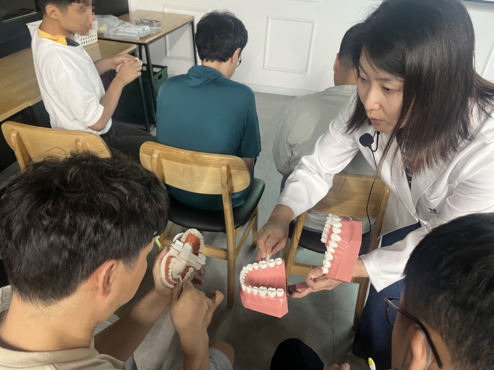2-1. 장애인 대상 구강보건 교육 모습.jpg