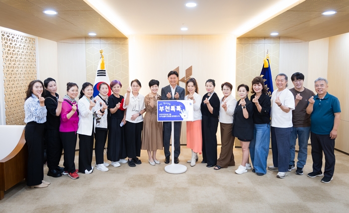1-2. 조용익 시장과 ‘부천톡톡’ 참여자들이 기념사진을 촬영하고 있다.jpg