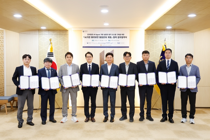 1-1. 조용익 부천시장과 ‘AI기반 물리보안 통합관제 개발’ 협력 관계자들이 기념 촬영을 하고 있다.jpg