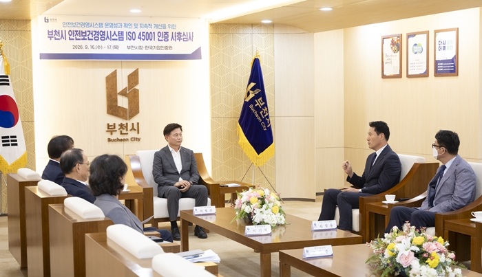 1-2. 조용익 부천시장과 사후심사 관계자들이 담소를 나누고 있다.JPG