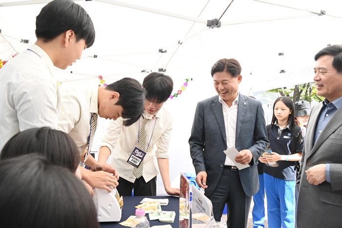 6-2. 조용익 부천시장이 행사 부스를 찾아 프로그램에 참여하고 있다.JPG