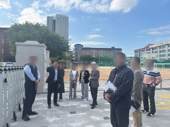 3. 김문호 시민옴부즈만이 심원고등학교 현장상담실을 운영하여 통학로 설치와 관련한 고충민원 안건에 대하여 설명하고 있다.jpg