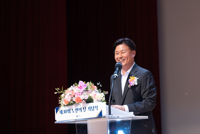 3-1. 조용익 부천시장이 제30회 노인의 날 기념사를 전하고 있다.jpg