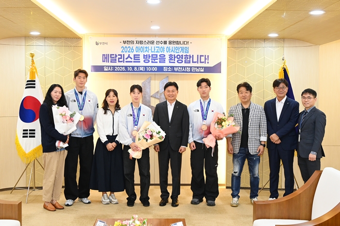 1-2. 조용익 부천시장과 선수 및 선수가족이 단체촬영을 하고 있다.JPG