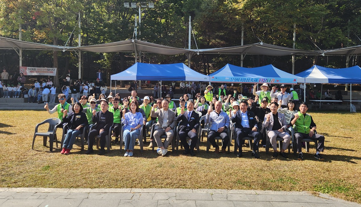 사진1)제30회 경로잔치 및 다문다감 개막식 내빈 단체사진.jpg