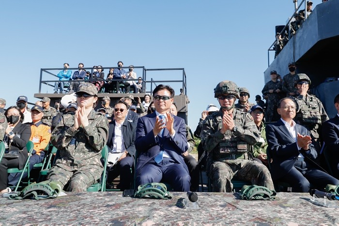 1-1. 조용익 부천시장과 이번 훈련을 지휘한 김용수 제17보병사단장이 수도군단 합동 실기동훈련 현장에서 장병들에게 격려의 박수를 보내고 있다..jpg