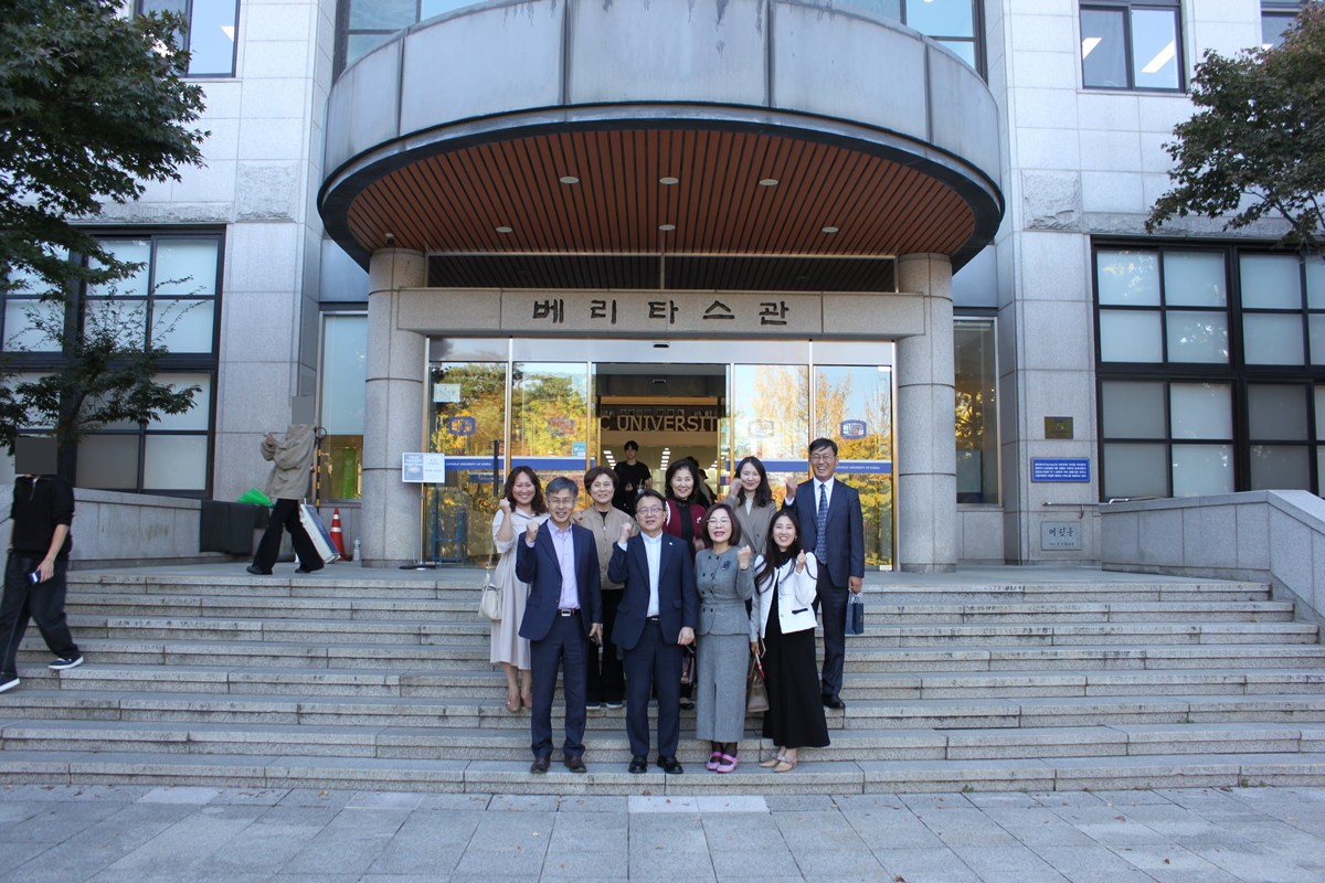 1.가톨릭대학교와 주민자치회가 기념촬영을 하고 있다..jpg