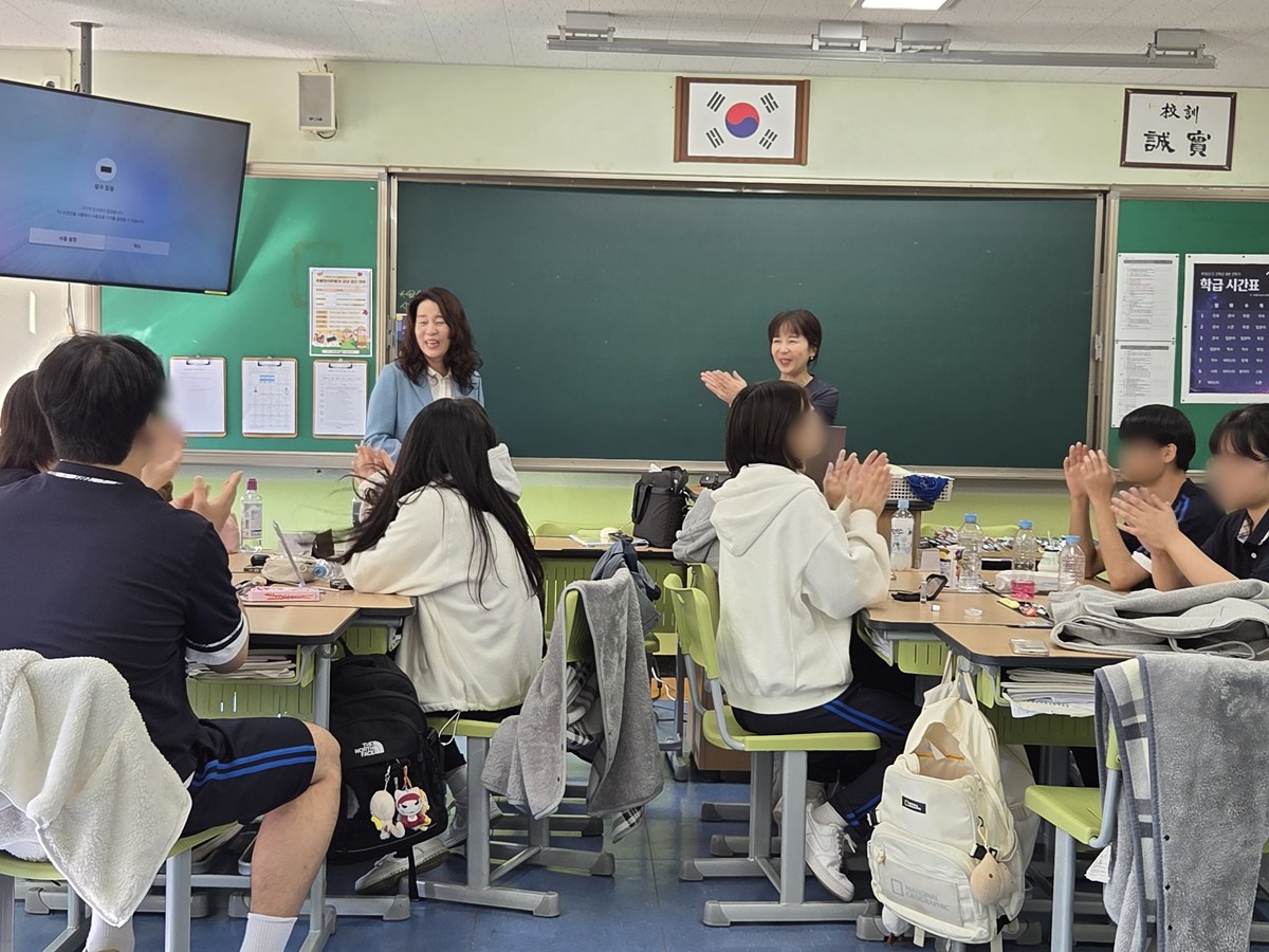 3-1. 마을지니어스 상담사가 부천정보산업고 2학년 학생들을 대상으로 공감적 대화 기법을 강의하는 모습.jpg