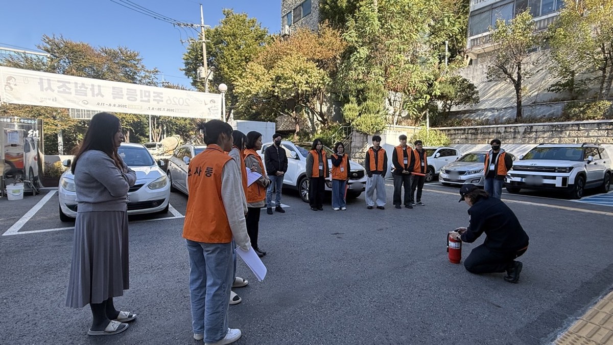 2-2. 괴안119안전센터 관계자가 직원들을 대상으로 소화기 사용법을 교육하고 있다. .jpg