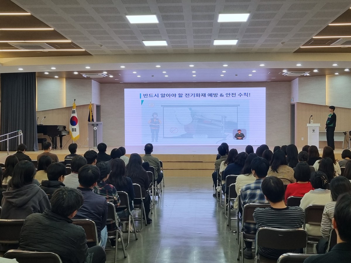 1-2. 시범대피소로 대피 후 화재 발생 시 행동요령을 경청하고 있는 직원들.jpg