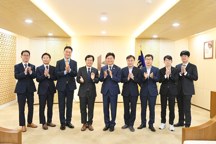 1-2. 조용익 부천시장과 천영길 한국건설생활환경시험연구원(KCL) 원장 등 관계자들이 기념 촬영을 하고 있다.JPG