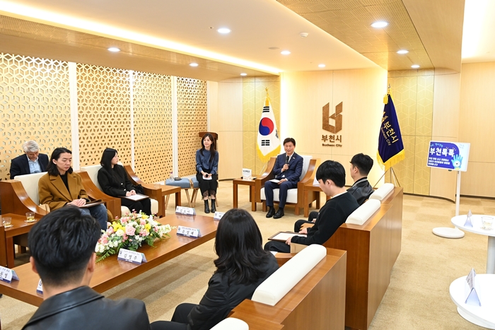 4-1. 조용익 시장과 부천맛집 신규 지정 대표자들과 기념사진을 촬영하고 있다.JPG