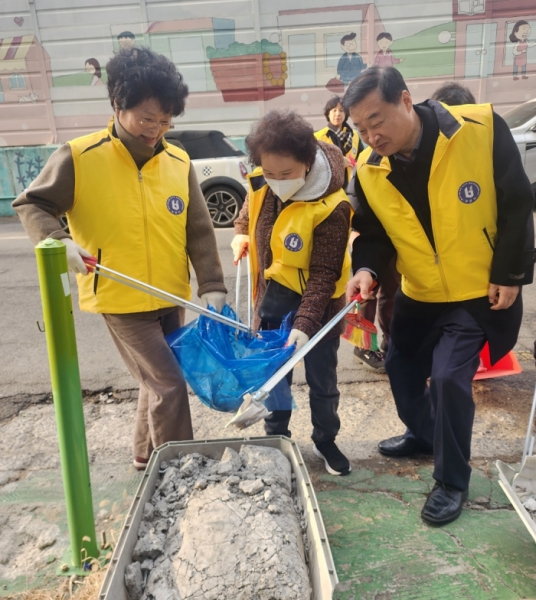 부천 역곡3동 통장협의회, 깨끗한 마을 조성 위한 봄맞이 환경정비 실시