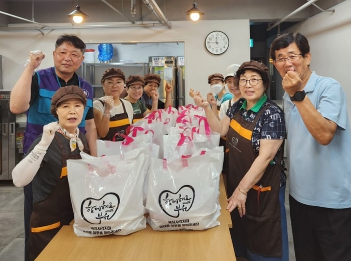 부천 소사본1동 지역사회보장협의체, 초복맞이 홀몸어르신 ‘사랑 듬뿍 삼계탕’전달